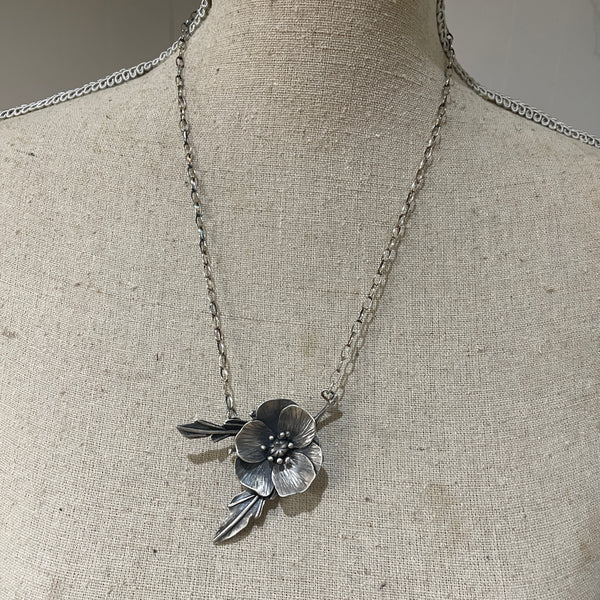 POPPY PENDANT NECKLACE