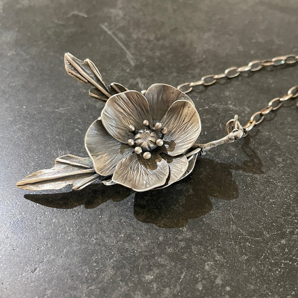 POPPY PENDANT NECKLACE