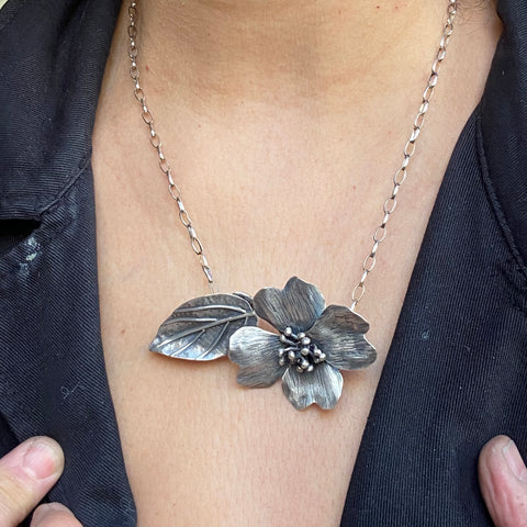 Flower and leaf pendant necklace