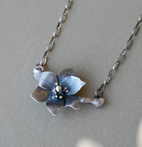 MAGNOLIA SILVER PENDANT