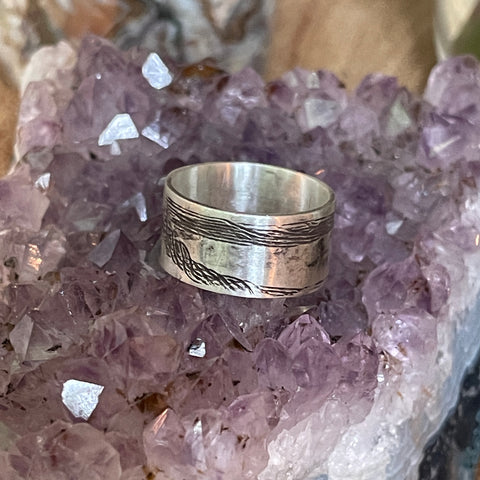 SMALL LINED RING