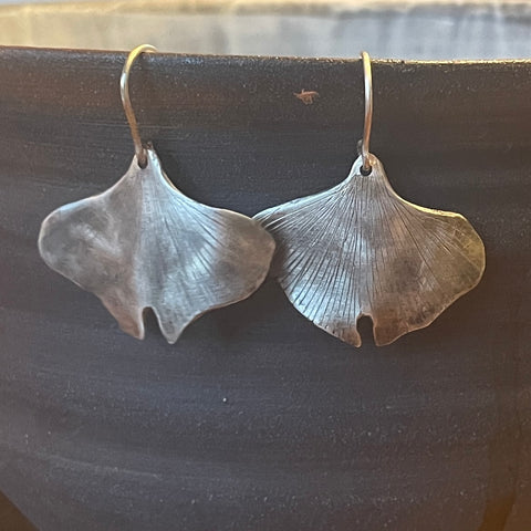 DANGLING GINGKO SILVER EARRINGS