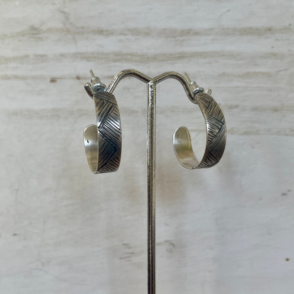 THIN SILVER HOOPS