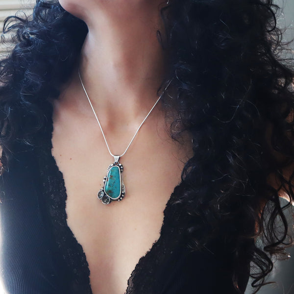 Turquoise pendant with 2 silver flowers