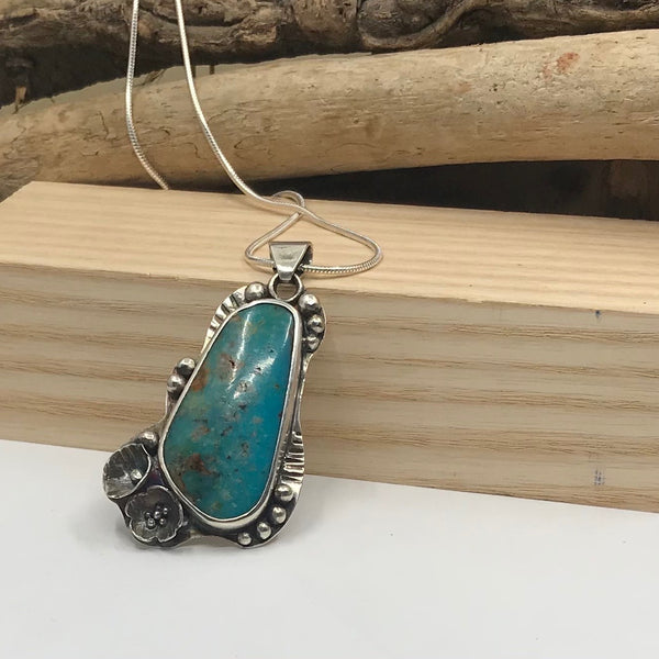 Turquoise pendant with 2 silver flowers