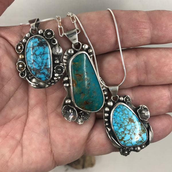 picture is to show size and colour of the stone. Pendant is in the middle.